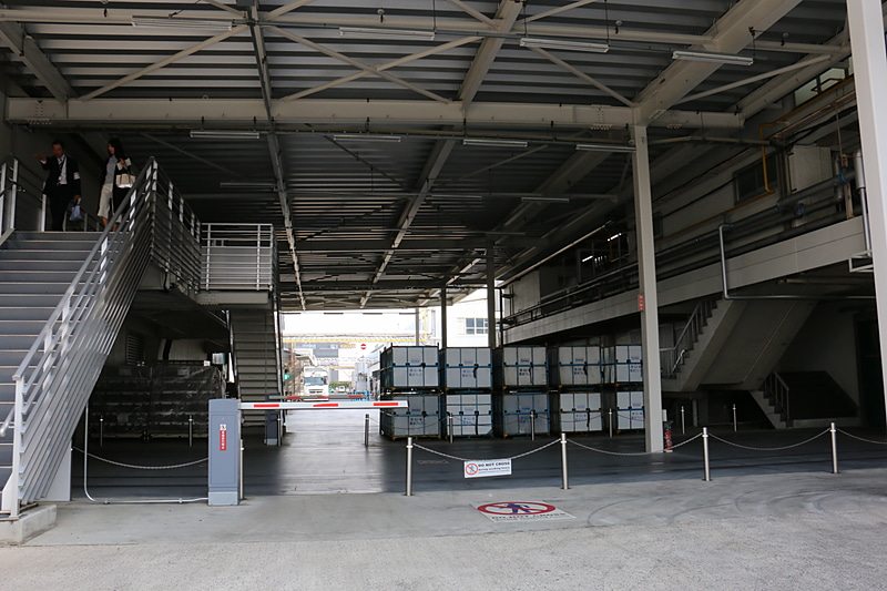 アクスル搭載を終えたシャシーフレームは、自動搬送台車に載せられて次のラインに移動