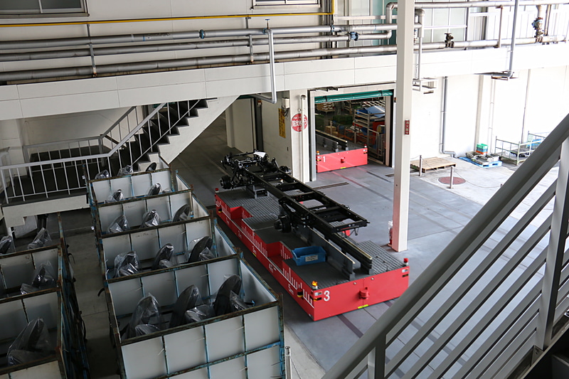 アクスル搭載を終えたシャシーフレームは、自動搬送台車に載せられて次のラインに移動