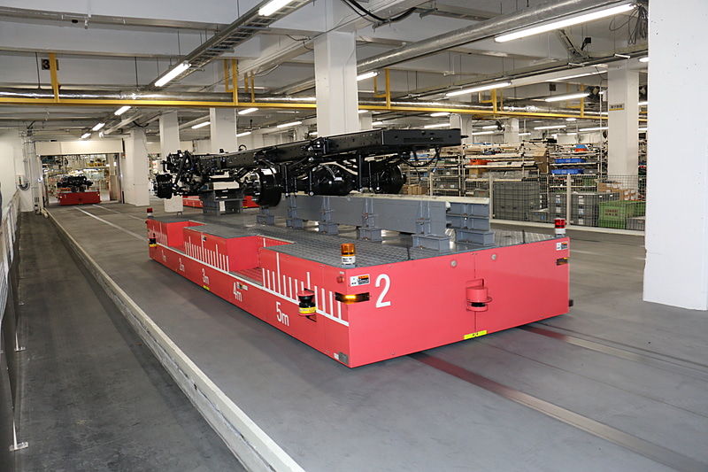 アクスル搭載を終えたシャシーフレームは、自動搬送台車に載せられて次のラインに移動