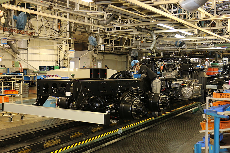 パワーパックを固定したあと、ドライブシャフトを接続し、燃料タンクなども組み付けていく