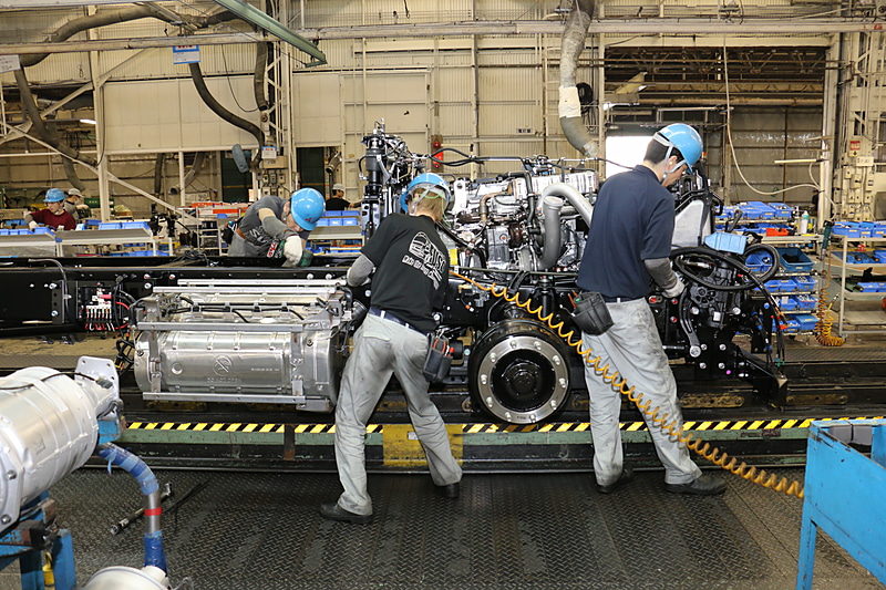 パワーパックを固定したあと、ドライブシャフトを接続し、燃料タンクなども組み付けていく