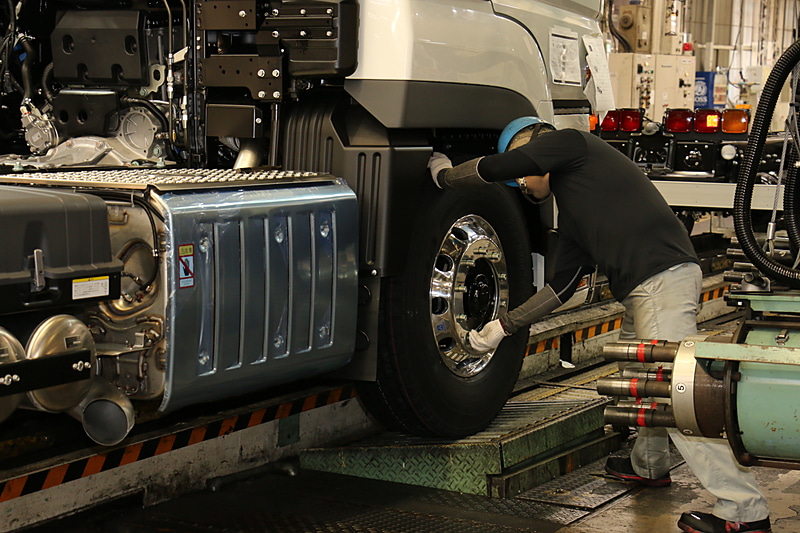 ナットの取り付けは下側から。指先で仮止めしていく