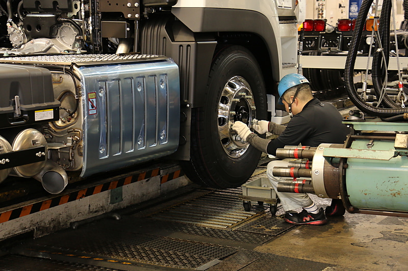 ナットの取り付けは下側から。指先で仮止めしていく