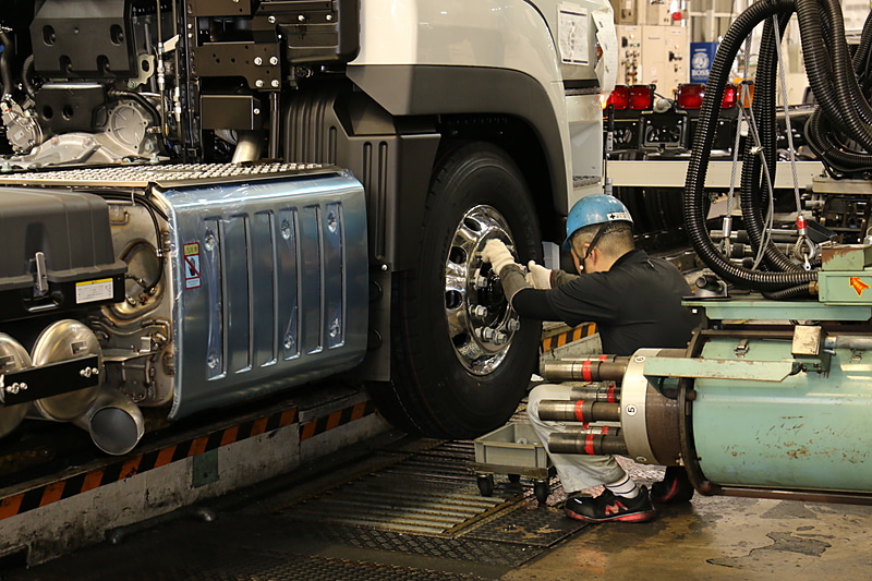 ナットの取り付けは下側から。指先で仮止めしていく