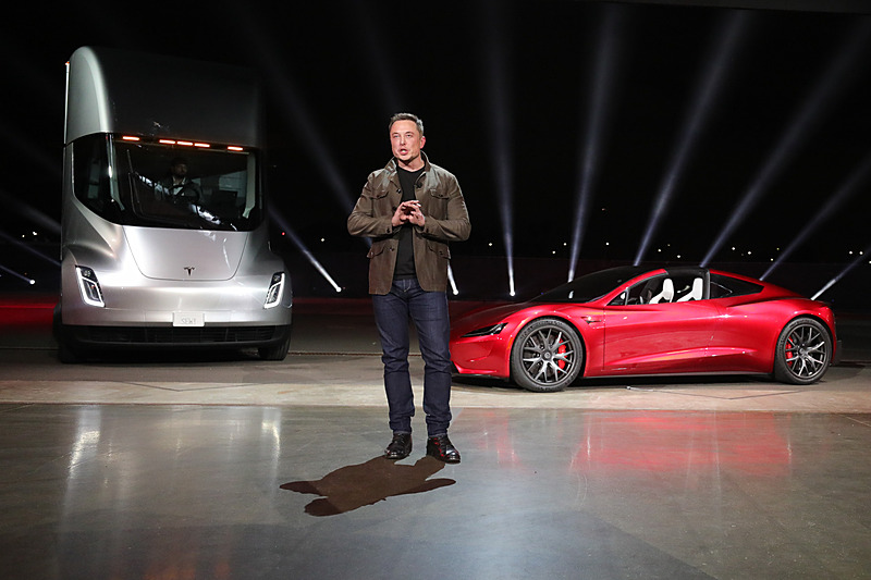 米テスラモーターズ、2019年から生産開始するEVトラック「テスラ セミ」と、2020年に向けて開発中のスポーツタイプの新型EVを公開