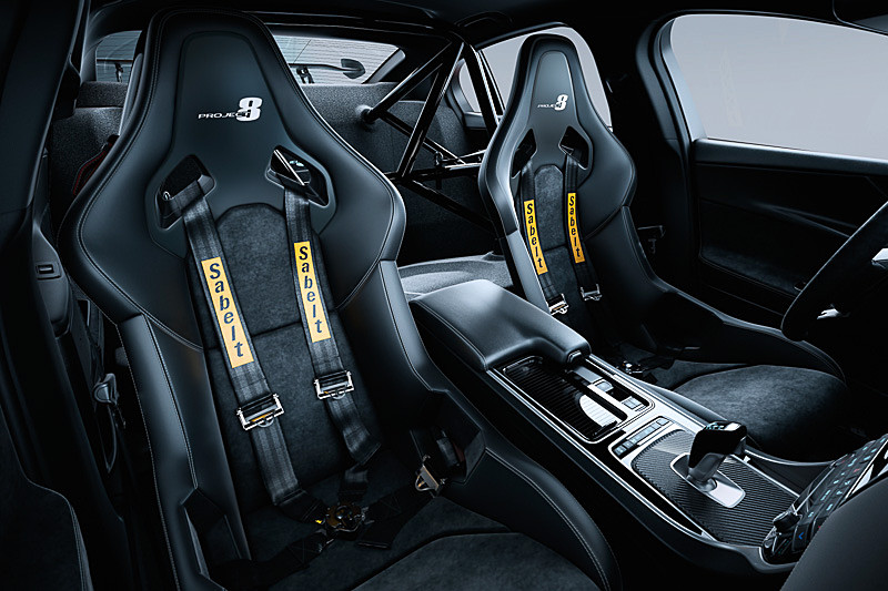 サーキット仕様車は2シーターで、リアシートの代わりにマルチポイント・ハーネスのリテンションフープを搭載