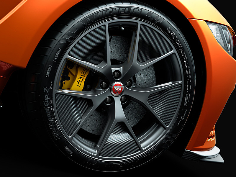 フロントのブレーキシステムには、6ピストンキャリパーと400mmカーボンセラミックディスクを採用