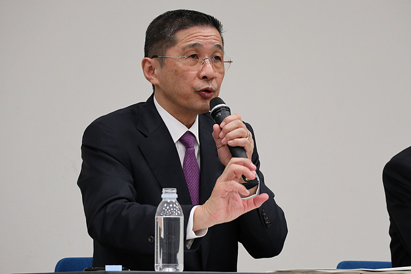 質疑応答で回答する西川氏