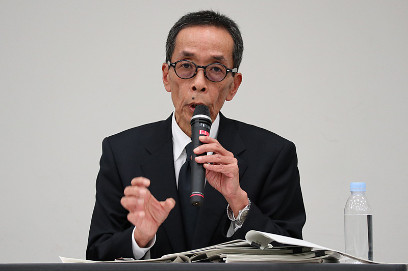 質疑応答で回答する山内氏