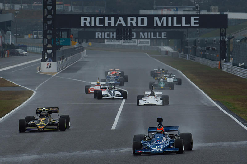 鈴鹿サーキットで開催されたマスターズF1のデモレース。雨の中、セーフティーカー先導の走行のみだったが、これだけのF1カーが集まると迫力がある