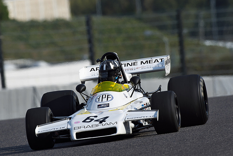 1972年のブラバム BT37・フォード、ドライバーはデイモン・ヒルの父親だった、グレアム・ヒル。今回のドライバーもヒル親子と同じカラーリングのヘルメットを被っていた