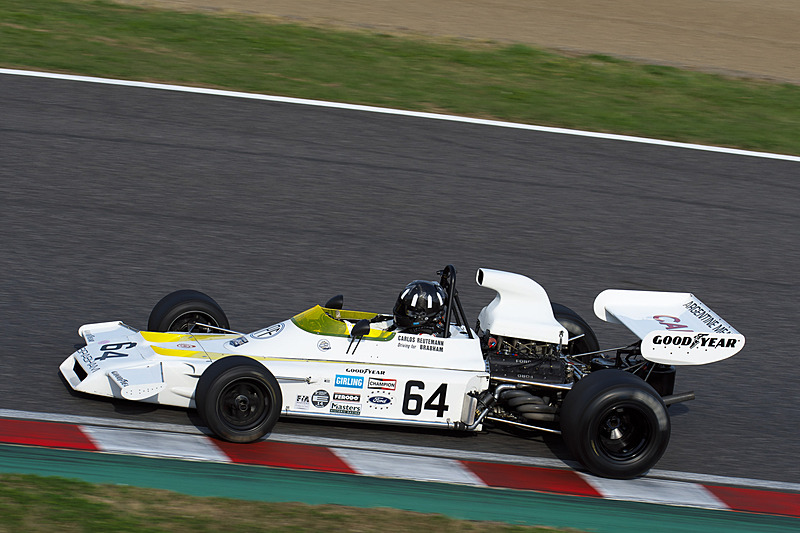 1972年のブラバム BT37・フォード、ドライバーはデイモン・ヒルの父親だった、グレアム・ヒル。今回のドライバーもヒル親子と同じカラーリングのヘルメットを被っていた