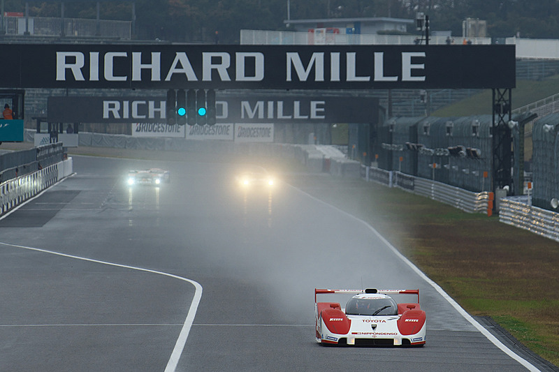 トヨタのTS010が大きくリードしてデモレーススタート