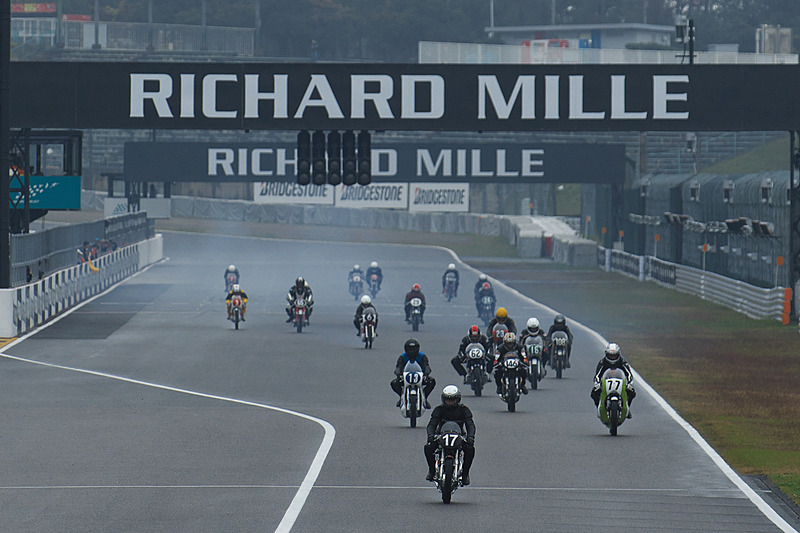 1972年までに製造されたオートバイによるデモ走行