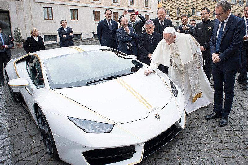 フランシスコ法王への贈呈セレモニーの様子