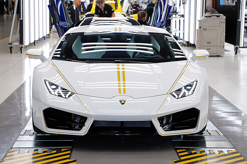 フランシスコ法王に贈呈するために製作された「ウラカン RWD」。バチカン市国の国旗と同じカラーリングが施されている