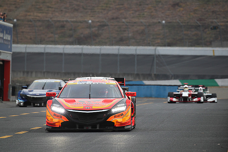 SUPER GTのマシンとスーパーフォーミュラのマシンによるエキシビションレースも行なわれる