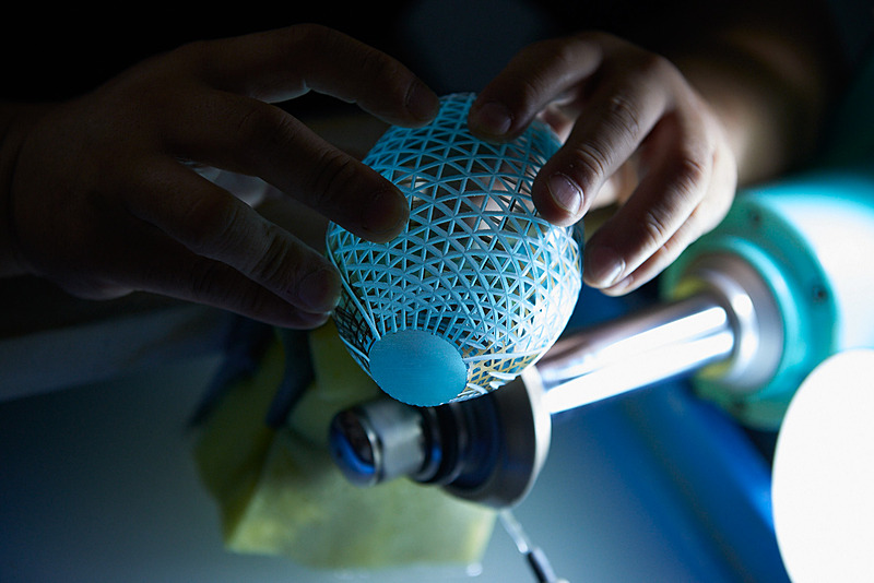 切子グラスは新型LSのドアトリムオーナメントを製作した「STUDIO KOBIN」の中村敏康氏が手掛けた