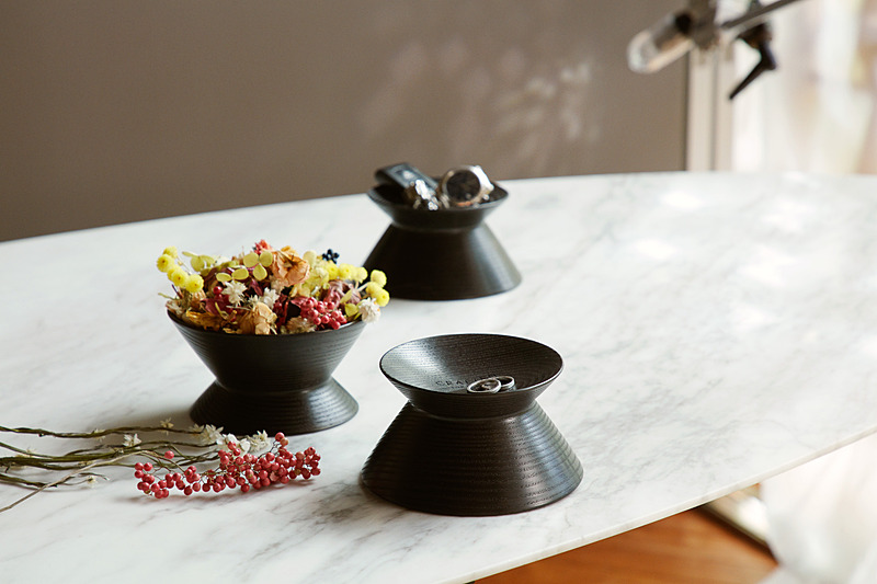 レクサス車のスピンドルグリルを模したデザインを採用するスピンドルトレイ