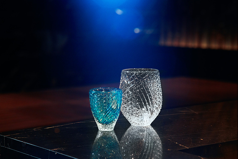 新型「LS」の内装と同じカットデザインを施した「《STUDIO KOBIN》切子グラス（クリア・ターコイズ）」。Sサイズ（左）とMサイズ（右）を用意