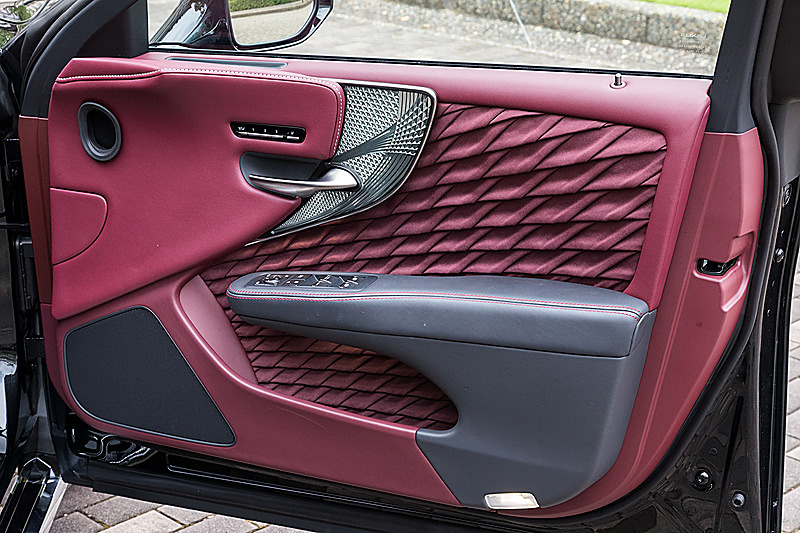 新型LSでオプション設定されるドアトリムオーナメントの「切子調カットガラス」（162万円）