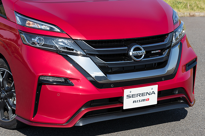 フロントまわりでは専用設計のバンパー（エアダクト付）とともに専用品のLEDハイパーデイライト、フロントグリルを装着