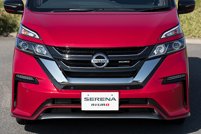 フロントまわりでは専用設計のバンパー（エアダクト付）とともに専用品のLEDハイパーデイライト、フロントグリルを装着