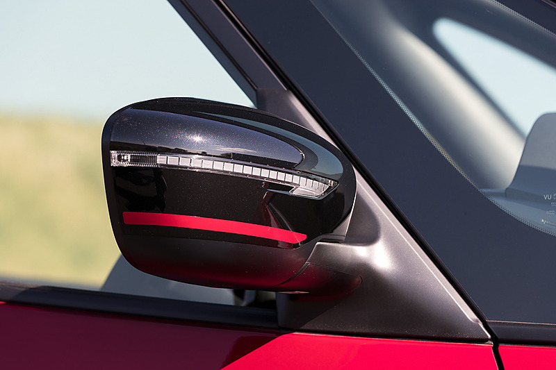 ドアミラーはブラックのサイドターンランプ付電動格納式