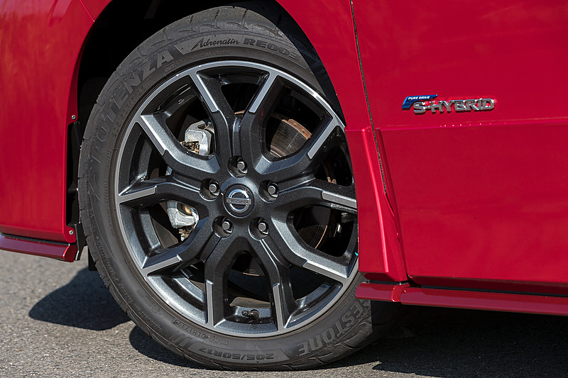 足下は専用デザインの17インチアルミホイールにブリヂストン「POTENZA Adrenalin RE003」（205/50 R17）を組み合わせる。車高は専用サスペンションの装着により15mmローダウン