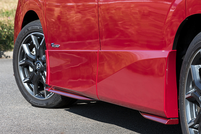 サイドシルプロテクター、リアバンパー、リアスポイラーも専用設計品。迫力のスタイリングを手に入れるとともに空力性能を高めることに成功