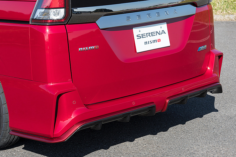 サイドシルプロテクター、リアバンパー、リアスポイラーも専用設計品。迫力のスタイリングを手に入れるとともに空力性能を高めることに成功