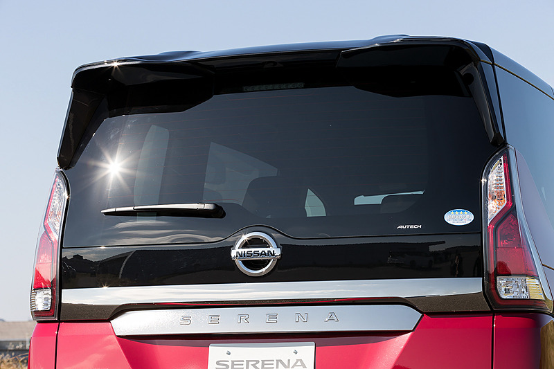 サイドシルプロテクター、リアバンパー、リアスポイラーも専用設計品。迫力のスタイリングを手に入れるとともに空力性能を高めることに成功