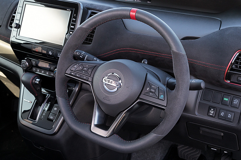 NISMOのアイコニックカラーであるレッドアクセントを随所に取り入れたインテリア。シートやドアトリムはスエード調仕上げとなる