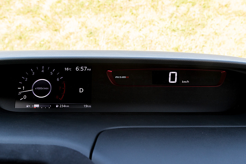 メーターまわりには赤い加飾やNISMOロゴが入るとともに、アドバンスドドライブアシストディスプレイではエンジン始動時にセレナ NISMOの外観が表示される