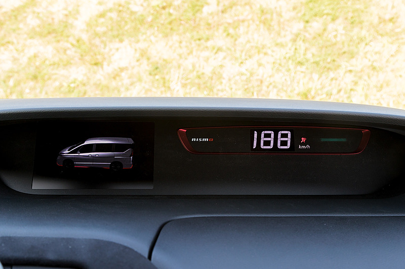 メーターまわりには赤い加飾やNISMOロゴが入るとともに、アドバンスドドライブアシストディスプレイではエンジン始動時にセレナ NISMOの外観が表示される