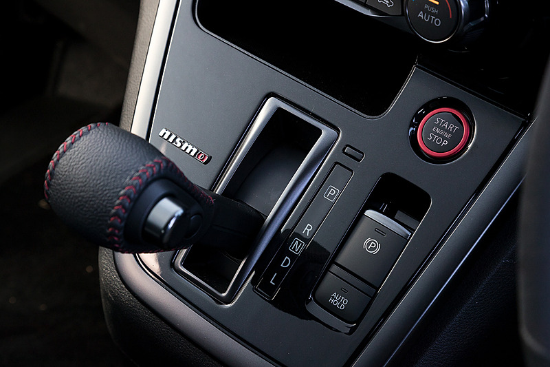 NISMOのアイコニックカラーであるレッドアクセントを随所に取り入れたインテリア。シートやドアトリムはスエード調仕上げとなる