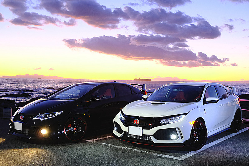 おもしろレンタカー 野田本店では先代となるFK2型のシビック TYPE R（左）もレンタカーとして用意している