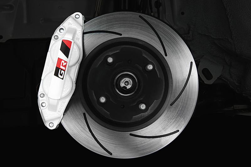 ヴィッツGRMNはスーパーチャージャーを搭載する直列4気筒1.8リッターエンジンを搭載