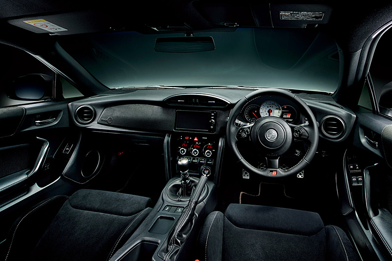 インテリアでは専用メーターやレカロシートなどを採用