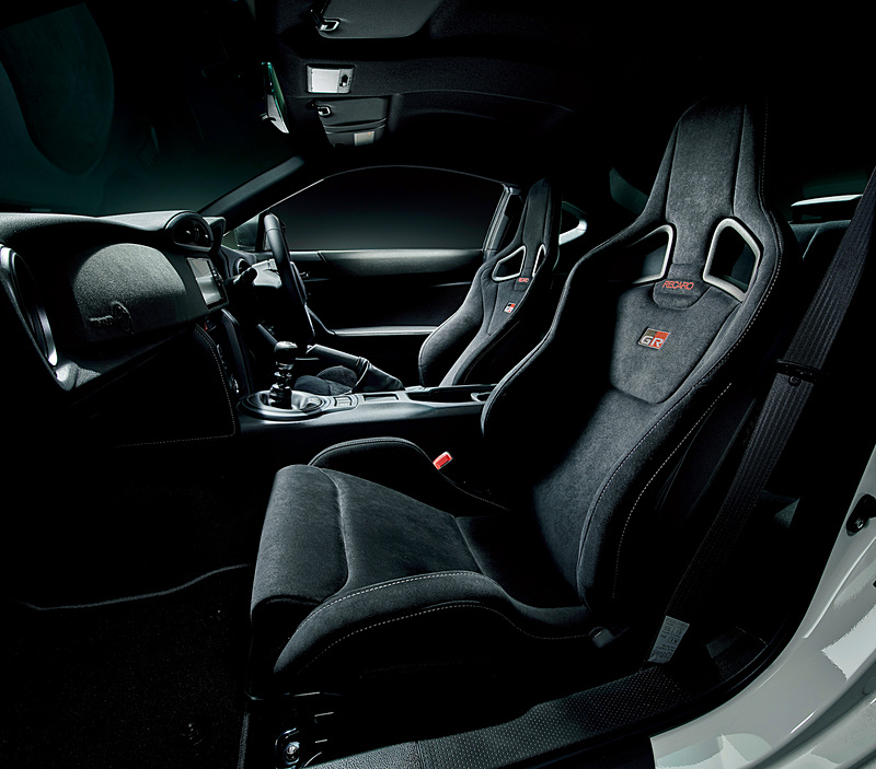 インテリアでは専用メーターやレカロシートなどを採用