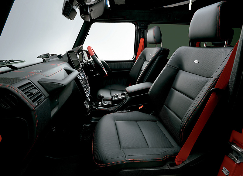 シートやステアリング、シートベルトなどにレッドアクセントを採り入れた