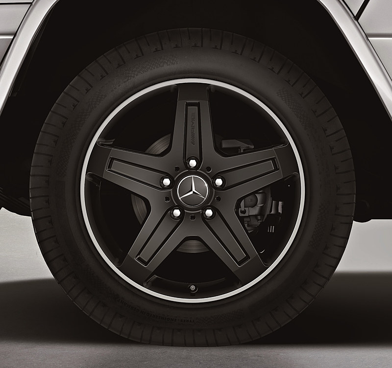 ブラックペイントの19インチAMG 5スポークアルミホイール