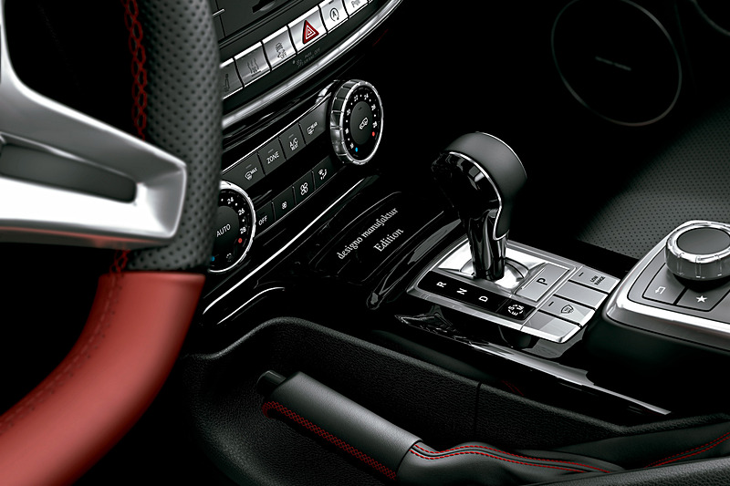 センターコンソールには「designo manufaktur Edition」のロゴ入りトリムを採用