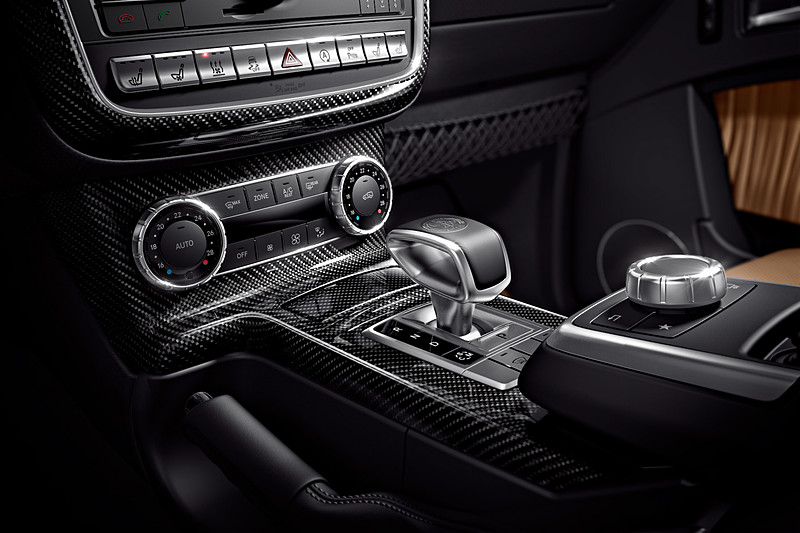 スポーティな室内空間を演出するアクセントとして「AMGカーボンファイバーインテリアトリム」も採用