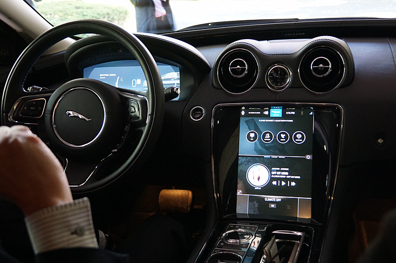 QNXのデモ、メータークラスターとIVIは1つのSoCで実現されている