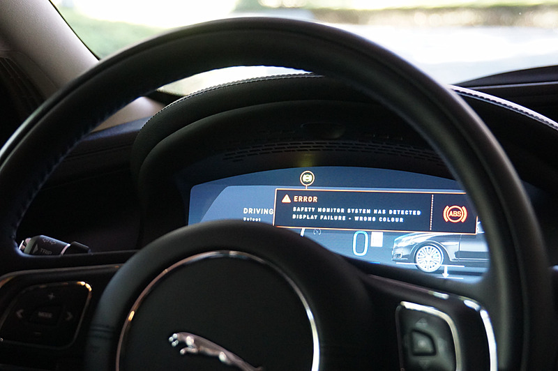 メータークラスターにエラーを表示させているところ