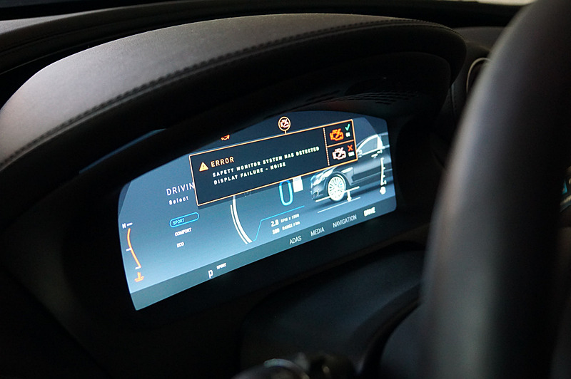 メータークラスターにエラーを表示させているところ