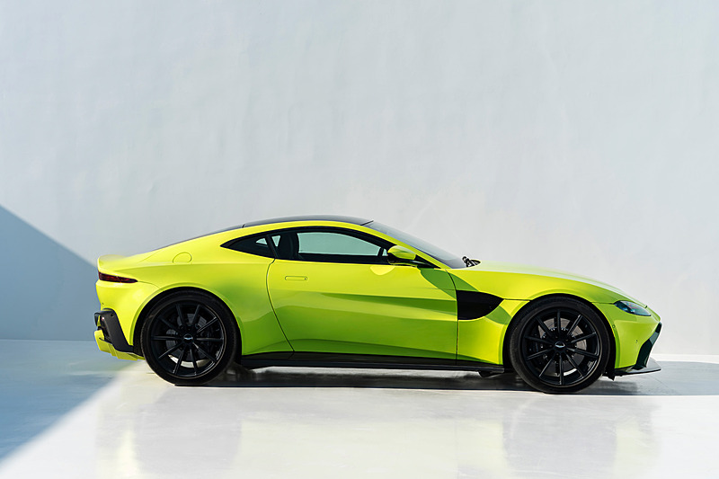 新型ヴァンテージのボディサイズは4465×1942×1273mm（全長×全幅×全高。全幅はミラーキャップを除く）、ホイールベースは2704mm。全長は「DB11」より284mm短く、ポルシェ「911」と比較しても34mm短く、「生まれながらにして機敏な動きを示すクルマに仕上っている」という