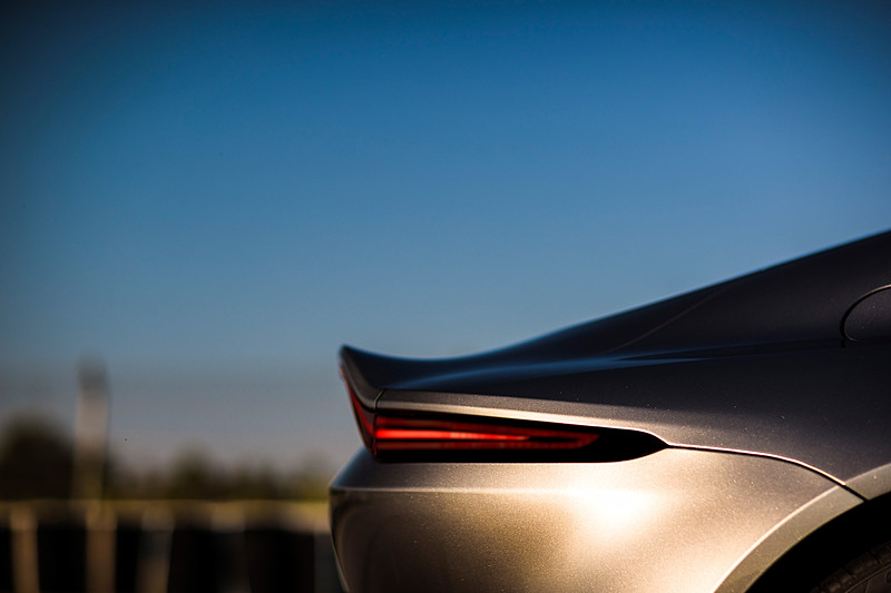 短い前後オーバーハングと筋肉質なサイドプロフィール、幅広いリアエンドの組み合わせにより敏捷性とダイナミズムを表現