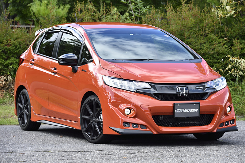 「フロントエアロバンパー」のスタイリングセットを装着した「フィット RS」。エアロパーツをフロント、サイド、リアの3点セットで購入すると23万9760円（2トーンカラード仕上げ）になる